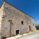 L�aspetto severo dell�ampia facciata, dotata solo di una porta in ferro e di tre finestre chiuse da ringhiere, ne suggerisce per� un passato molto pi� austero. Si tratta infatti di Torre dello Sproposito. Fu realizzata nell�XI secolo, in epoca normanna, come torre di vedetta